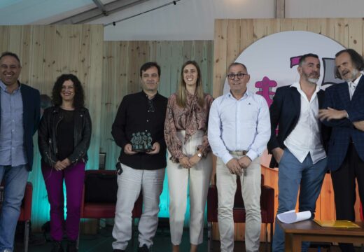 Carlos Penela recibe o XXV Premio de Poesía Concello de Carral pola súa obra Trono e Caléndula
